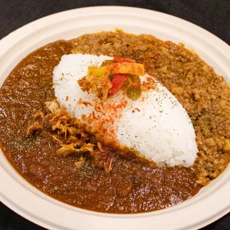 海老出汁キーマとチキンカレー2種あいがけ（イチオシメニュー）