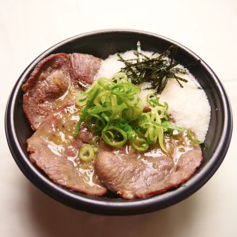 牛たんとろろ丼 